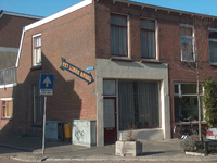 819627 Gezicht op het hoekpand Surinamestraat 37 te Utrecht; links de ingang van de Madoerastraat. Op de zijgevel een ...